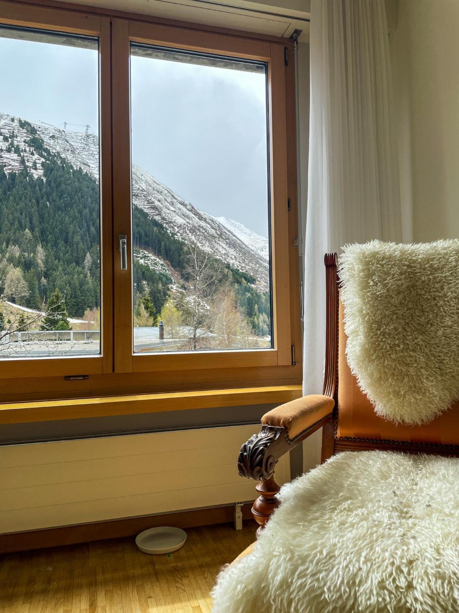 Top Modernes Apartment Im Herzen Von Andermatt Balkon & Bergblick Exterior photo