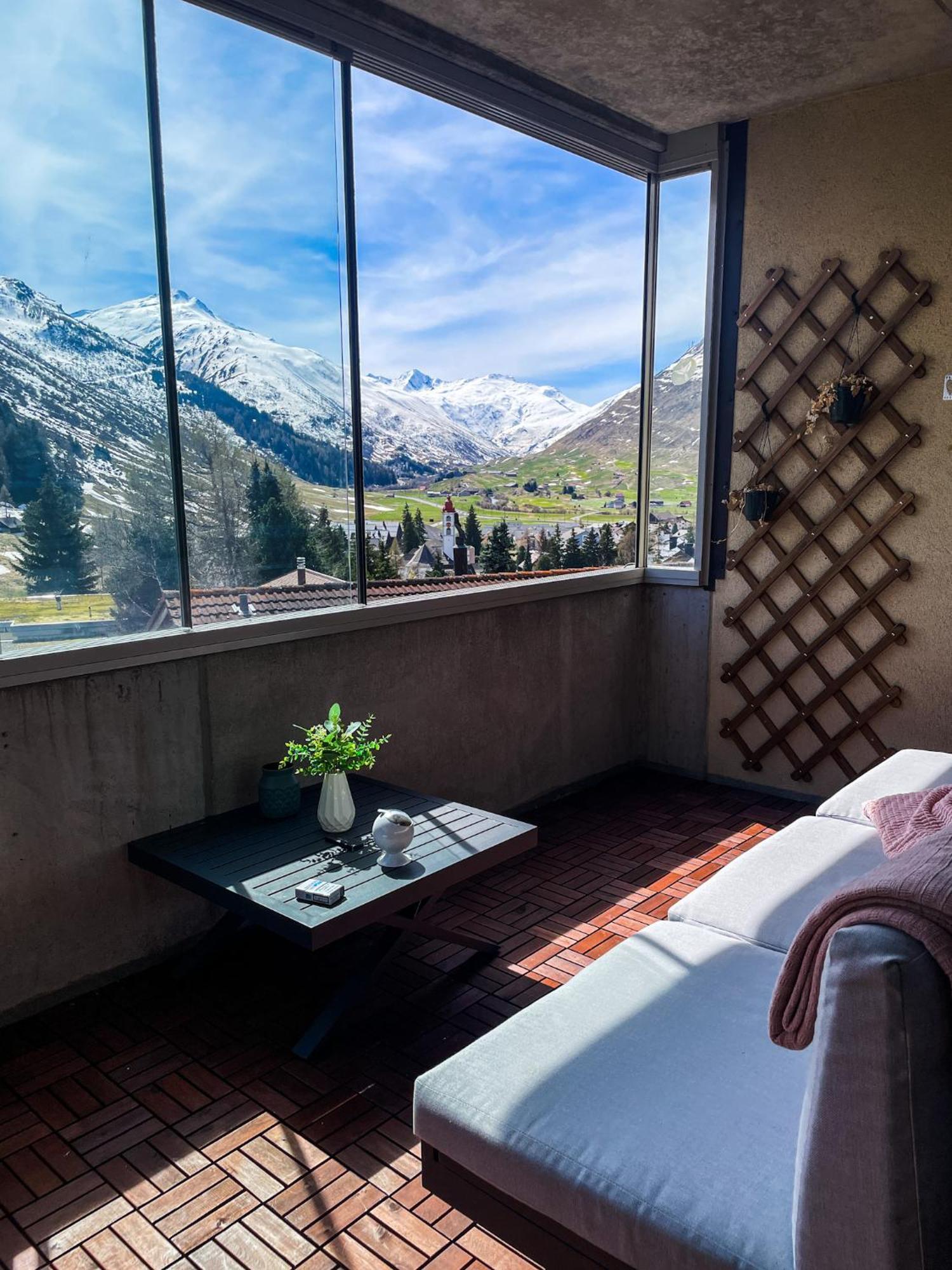Top Modernes Apartment Im Herzen Von Andermatt Balkon & Bergblick Exterior photo