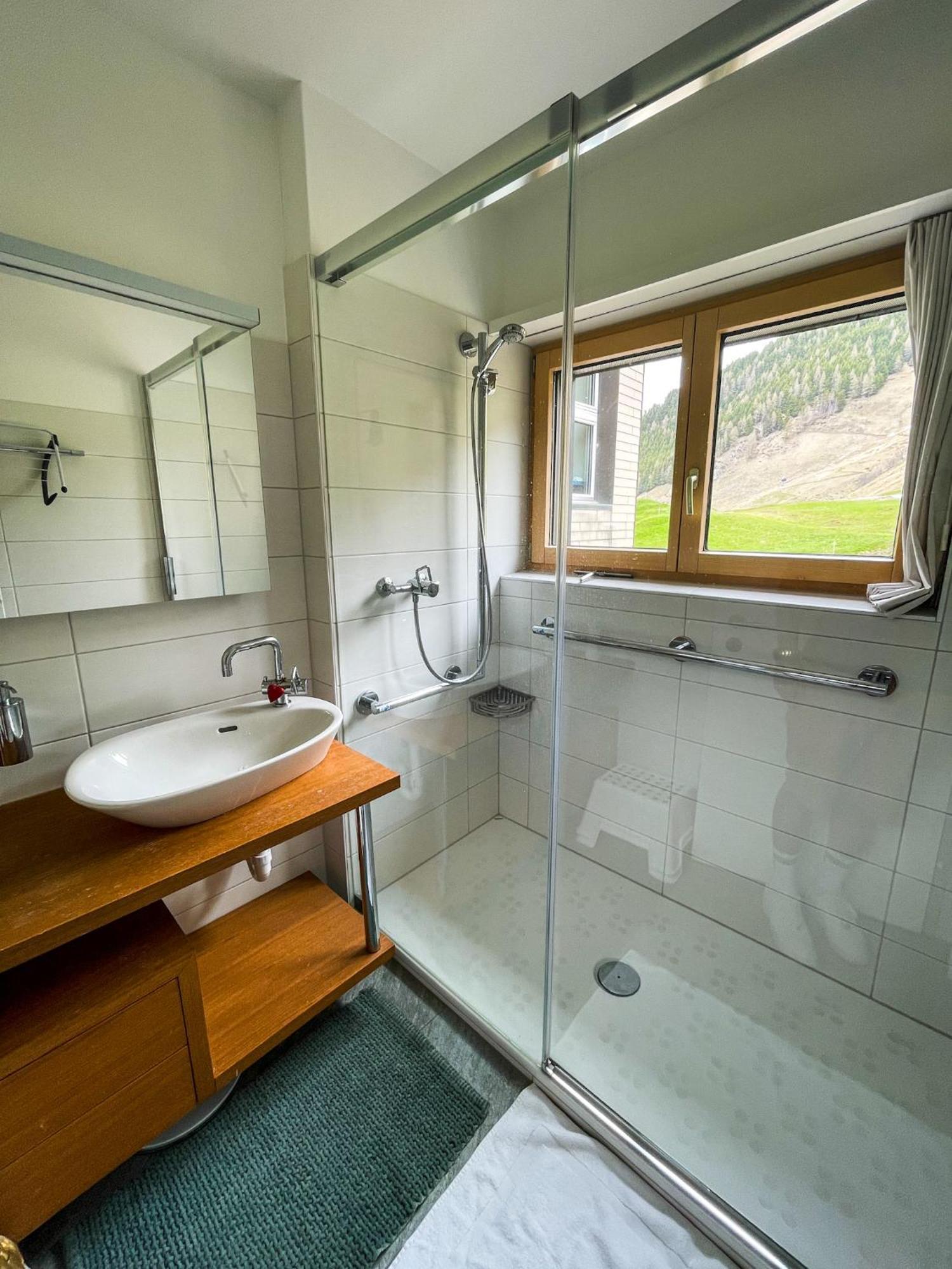 Top Modernes Apartment Im Herzen Von Andermatt Balkon & Bergblick Exterior photo