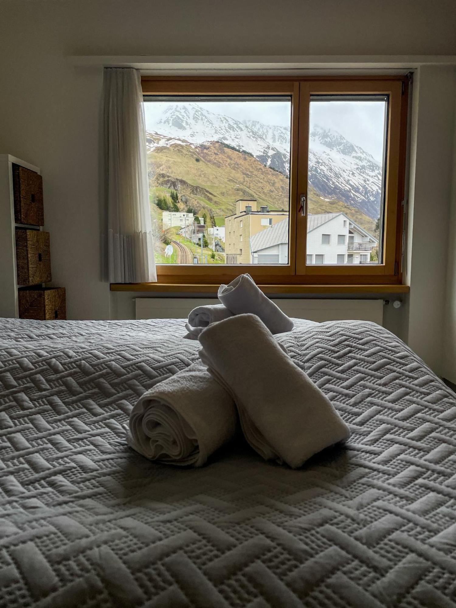Top Modernes Apartment Im Herzen Von Andermatt Balkon & Bergblick Exterior photo